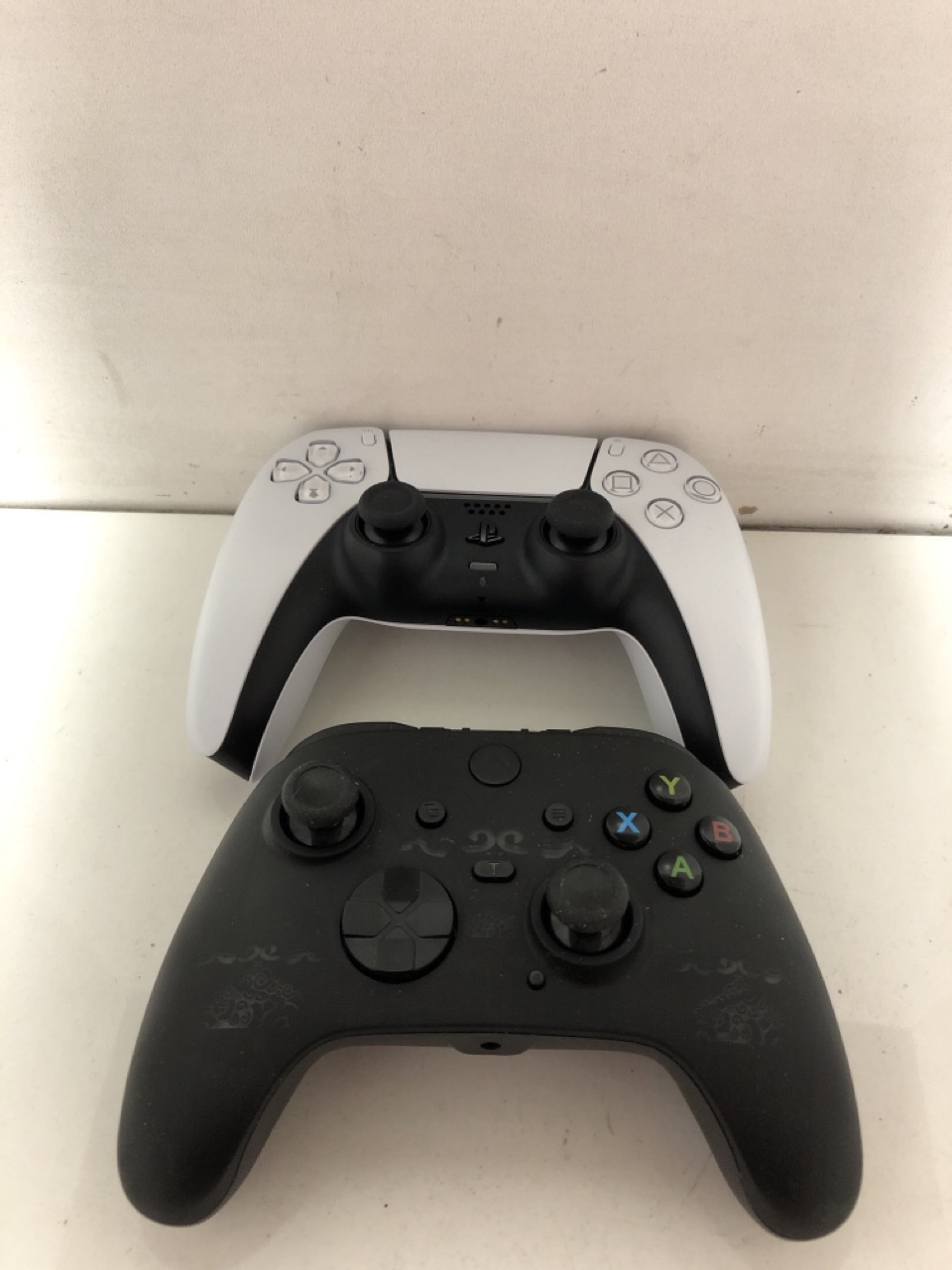 Lot 344  
            Edinburgh SR24 - Delivery Only 

                
QUANTITY OF TECH & GAMING ITEMS TO INCLUDE HP WIRELESS MOUSE 200: LOCATION - E RACK - Image 4