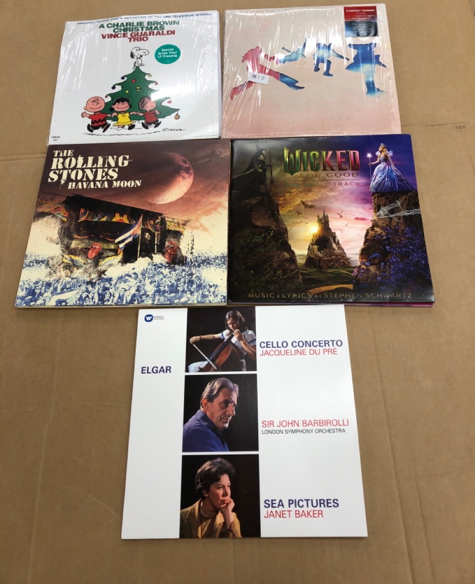 Lot 353  
            Edinburgh SR24 - Delivery Only 

                
QUANTITY OF VINYLS TO INCLUDE 5SOS5 [VINYL]: LOCATION - E RACK