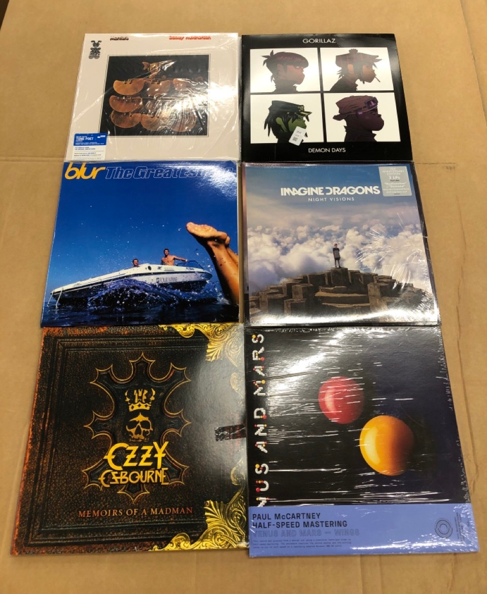 Lot 354  
            Edinburgh SR24 - Delivery Only 

                
QUANTITY OF VINYLS TO INCLUDE DEMON DAYS [VINYL]: LOCATION - E RACK