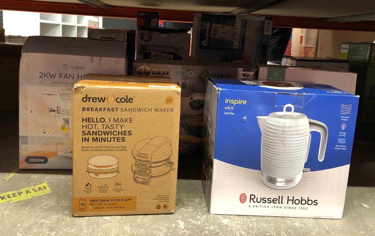 Lot 366  
            Edinburgh SR24 - Delivery Only 

                
QUANTITY OF KITCHEN & APPLIANCES ITEMS TO INCLUDE HIGH STREET TV DREW & COLE BREA...