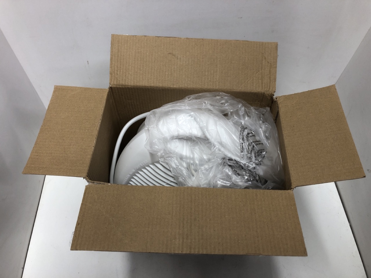 Lot 366  
            Edinburgh SR24 - Delivery Only 

                
QUANTITY OF KITCHEN & APPLIANCES ITEMS TO INCLUDE HIGH STREET TV DREW & COLE BREA... - Image 4