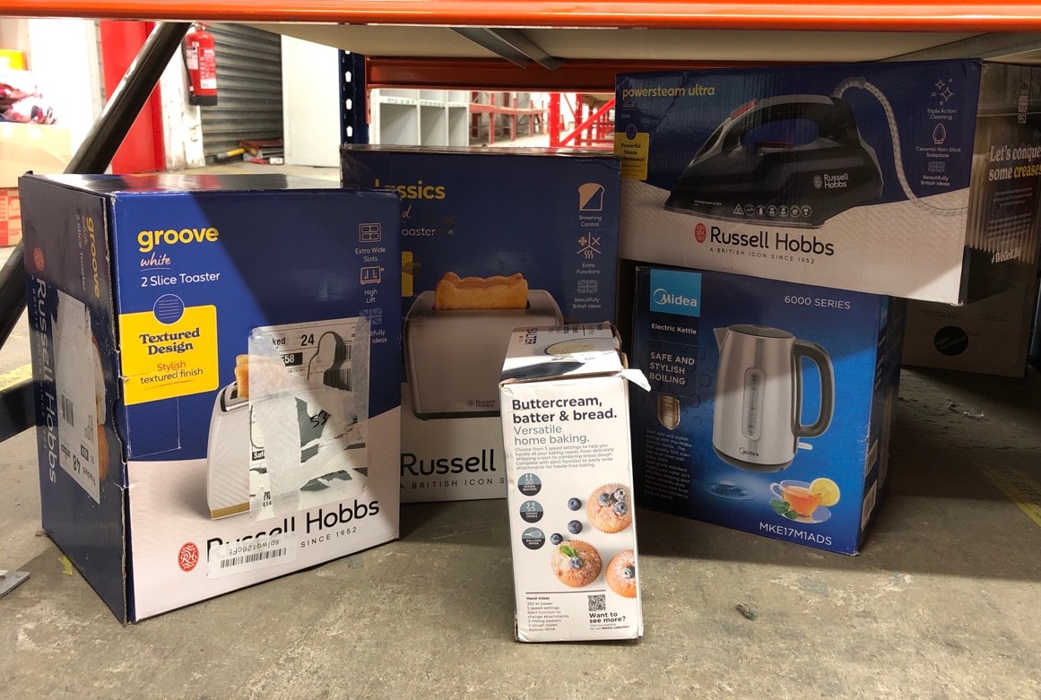 Lot 367  
            Edinburgh SR24 - Delivery Only 

                
QUANTITY OF KITCHEN & APPLIANCES ITEMS TO INCLUDE SALTER MARINO HAND MIXER – 250W...