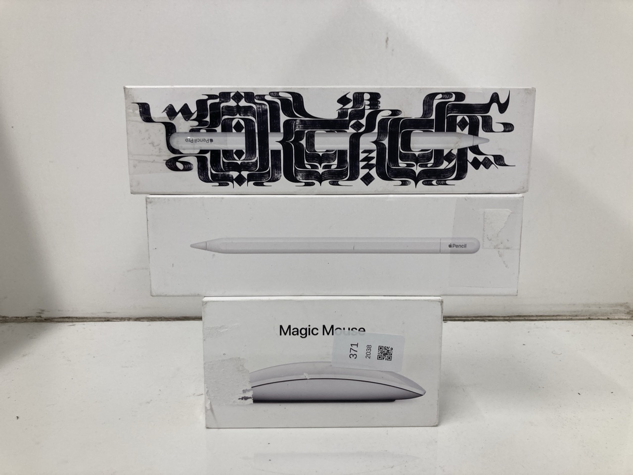 Lot 371  
            Edinburgh SR24 - Delivery Only 

                
QUANTITY OF TECH & GAMING ITEMS TO INCLUDE APPLE MAGIC MOUSE: BLUETOOTH, RECHARGE...