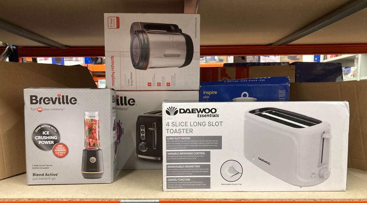 Lot 377  
            Edinburgh SR24 - Delivery Only 

                
QUANTITY OF KITCHEN & APPLIANCES ITEMS TO INCLUDE DAEWOO ESSENTIALS LONG SLOT TOA...