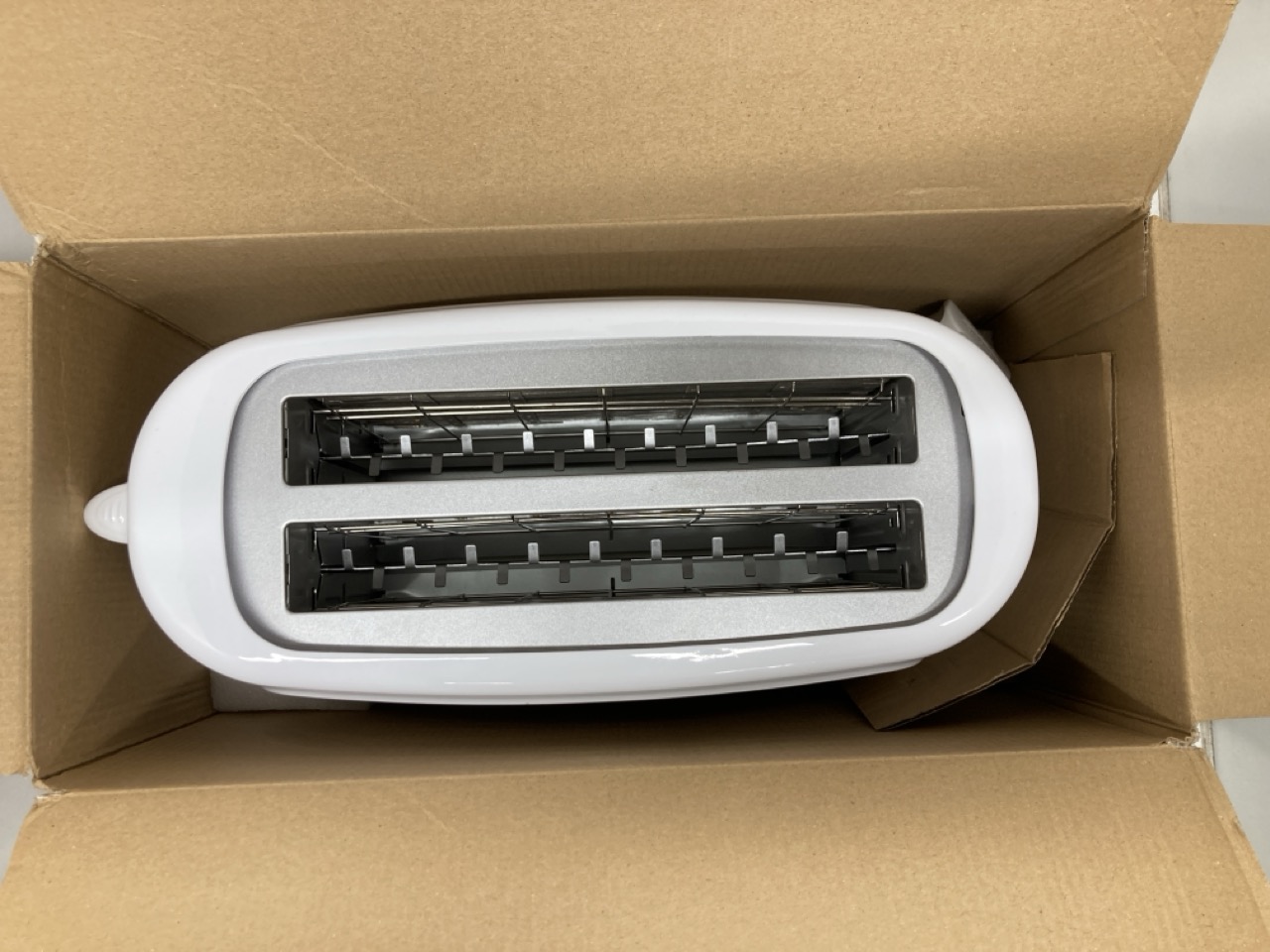 Lot 377  
            Edinburgh SR24 - Delivery Only 

                
QUANTITY OF KITCHEN & APPLIANCES ITEMS TO INCLUDE DAEWOO ESSENTIALS LONG SLOT TOA... - Image 4