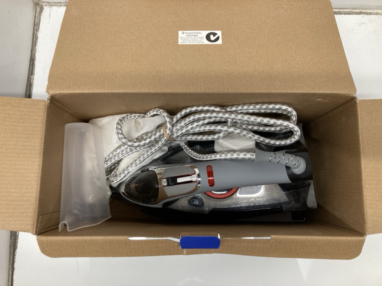 Lot 378  
            Edinburgh SR24 - Delivery Only 

                
QUANTITY OF KITCHEN & APPLIANCES TO INCLUDE  RUSSELL HOBBS STEAM IRON [3100W, 210... - Image 4