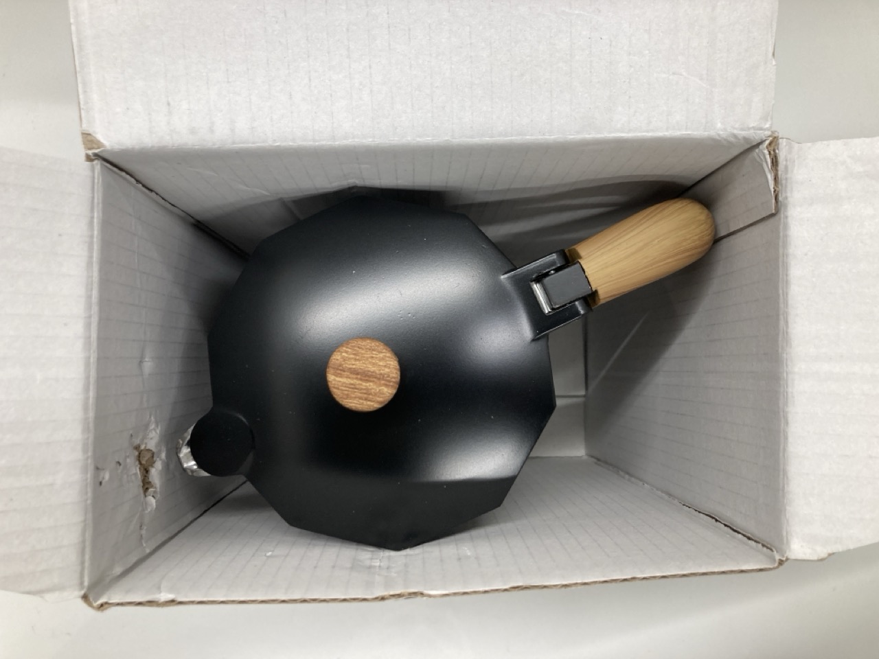 Lot 379  
            Edinburgh SR24 - Delivery Only 

                
QUANTITY OF KITCHEN & APPLIANCES TO INCLUDE MOKA POT COFFEE MAKER: LOCATION - F RACK - Image 4