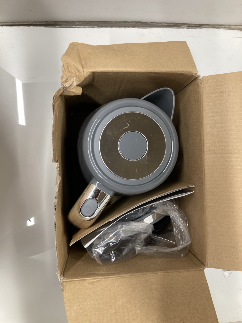 Lot 381  
            Edinburgh SR24 - Delivery Only 

                
QUANTITY OF KITCHEN & APPLIANCES TO INCLUDE RUSSELL HOBBS EDEN LEMON KETTLE: LOCA... - Image 4