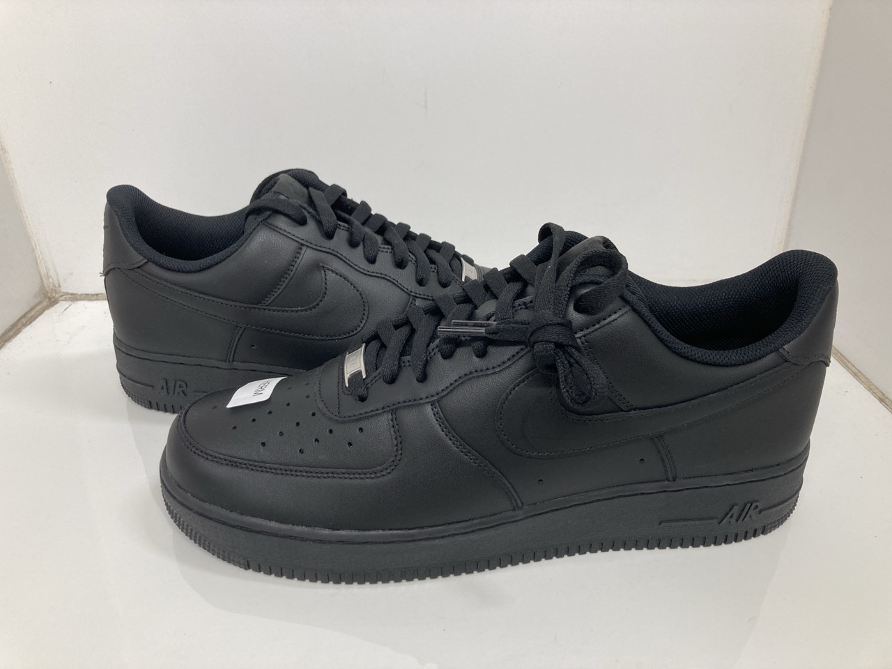 Lot 387  
            Edinburgh SR24 - Delivery Only 

                
BLACK NIKE AIR FORCES 1S UK 12: LOCATION - F RACK