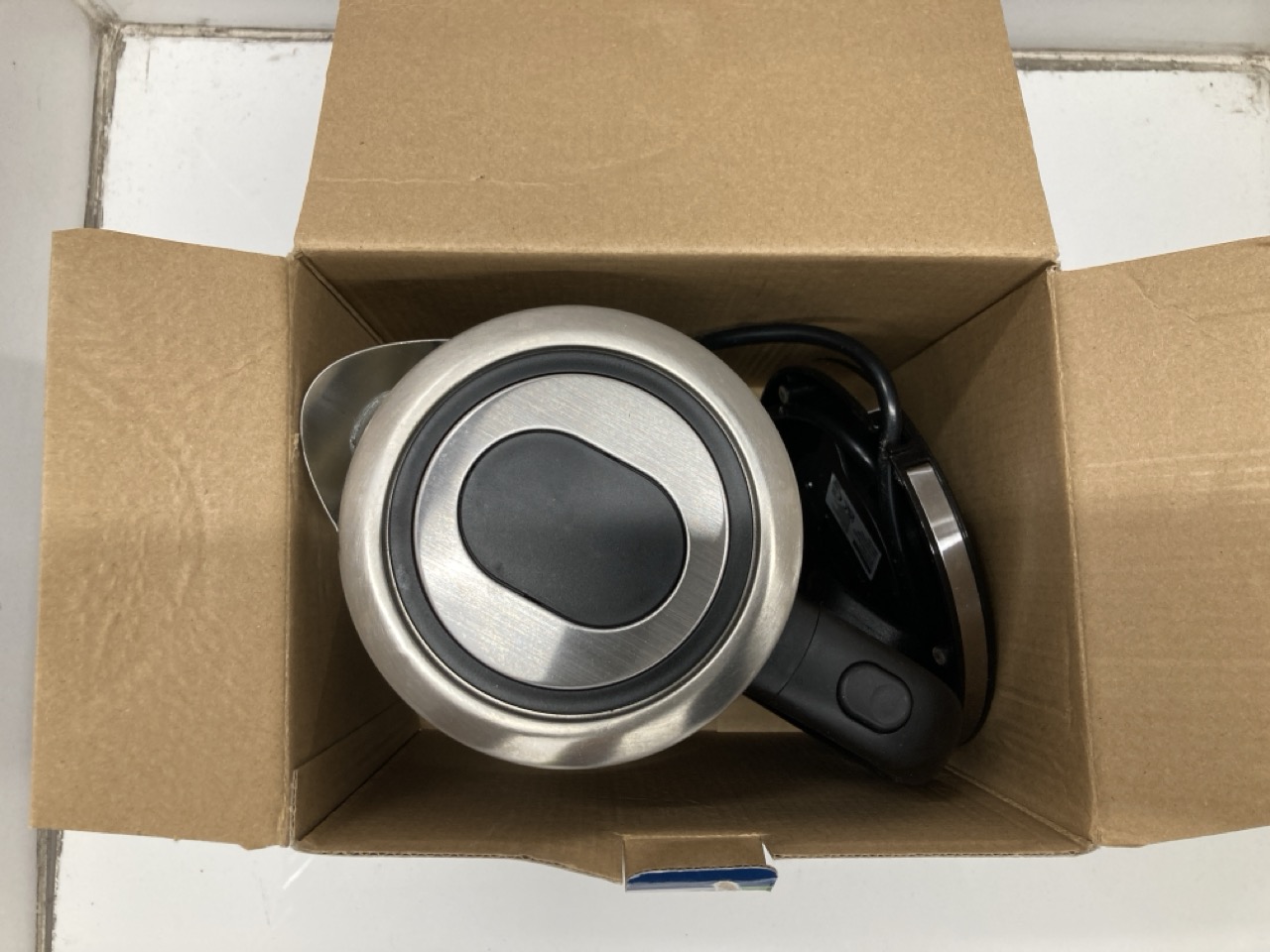 Lot 393  
            Edinburgh SR24 - Delivery Only 

                
QUANTITY OF KITCHEN & APPLIANCES ITEMS TO INCLUDE SWAN SK14611BLK WINDSOR RAPID B... - Image 4