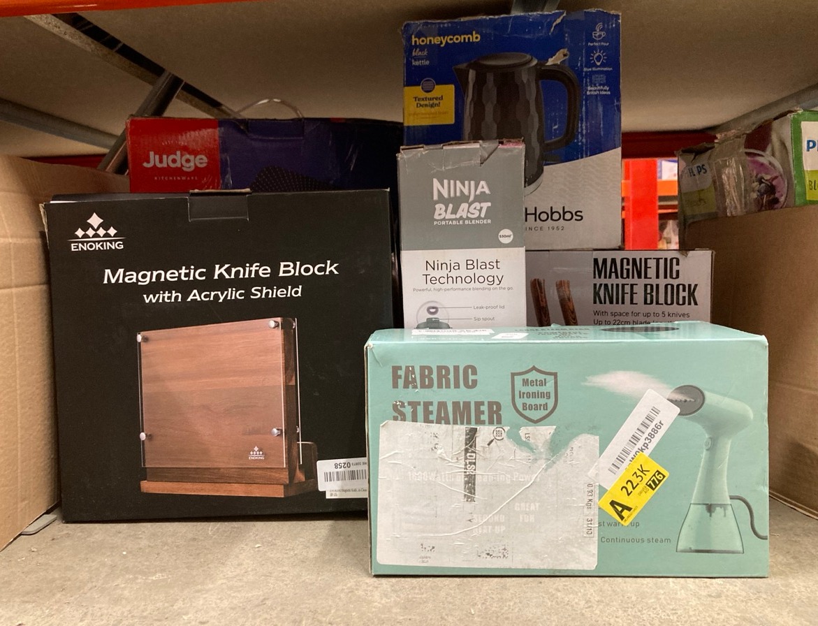 Lot 395  
            Edinburgh SR24 - Delivery Only 

                
QUANTITY OF KITCHEN & APPLIANCES ITEMS TO INCLUDE RUSSELL HOBBS HONEYCOMB ELECTRI...