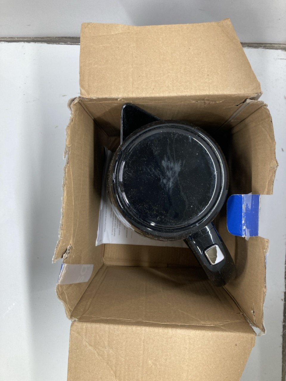 Lot 395  
            Edinburgh SR24 - Delivery Only 

                
QUANTITY OF KITCHEN & APPLIANCES ITEMS TO INCLUDE RUSSELL HOBBS HONEYCOMB ELECTRI... - Image 4