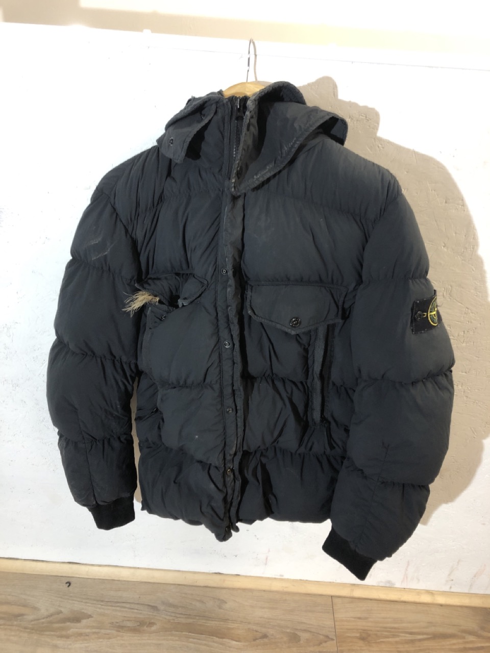 Lot 400  
            Edinburgh SR24 - Delivery Only 

                
BLACK STONE ISLAND JACKET UK S: LOCATION - F RACK