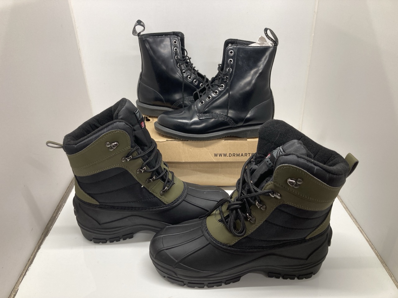 Lot 402  
            Edinburgh SR24 - Delivery Only 

                
DR. MARTENS WOMEN'S ELSHAM FASHION BOOT, BLACK POLISHED SMOOTH, 5 UK + DIEM GREEN...