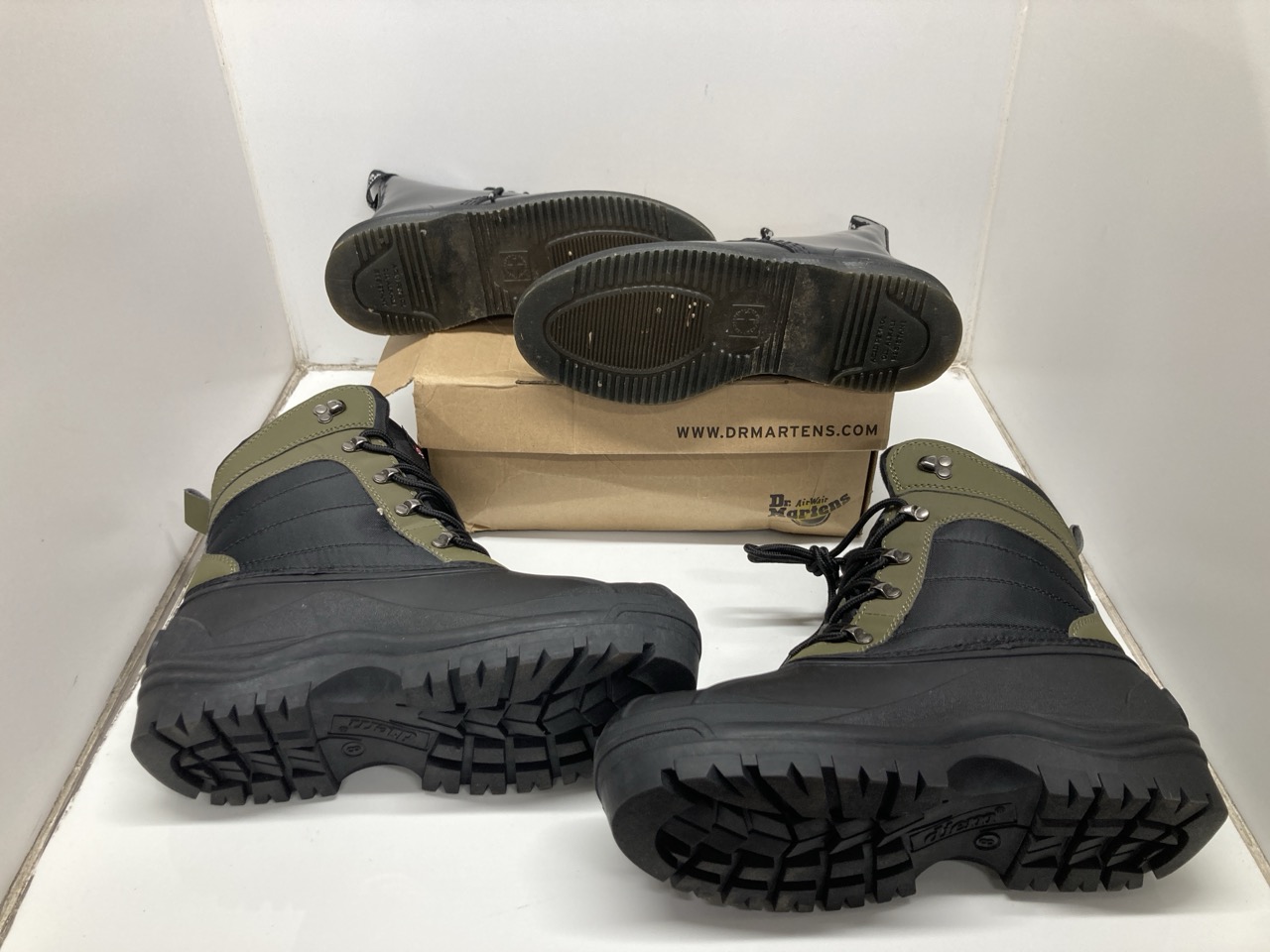 Lot 402  
            Edinburgh SR24 - Delivery Only 

                
DR. MARTENS WOMEN'S ELSHAM FASHION BOOT, BLACK POLISHED SMOOTH, 5 UK + DIEM GREEN... - Image 2