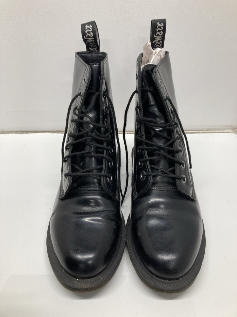Lot 402  
            Edinburgh SR24 - Delivery Only 

                
DR. MARTENS WOMEN'S ELSHAM FASHION BOOT, BLACK POLISHED SMOOTH, 5 UK + DIEM GREEN... - Image 3