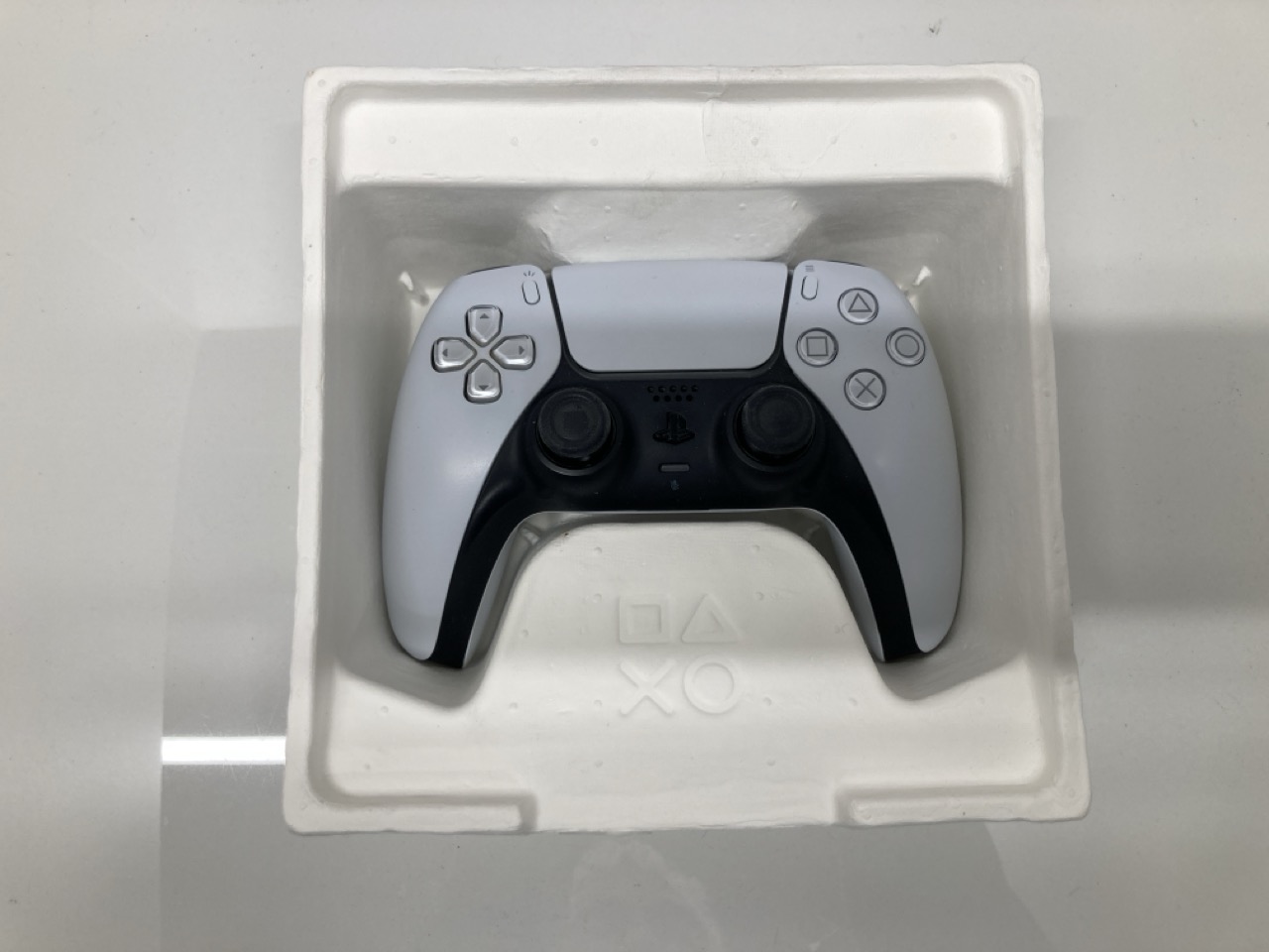 Lot 407  
            Edinburgh SR24 - Delivery Only 

                
QUANTITY OF TECH & GAMING ITEMS TO INCLUDE PLAYSTATION SONY DUALSENSE WIRELESS CO... - Image 4