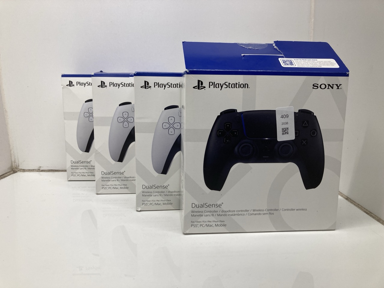 Lot 409  
            Edinburgh SR24 - Delivery Only 

                
QUANTITY OF TECH & GAMING ITEMS TO INCLUDE SONY PLAYSTATION DUALSENSE WIRELESS CO...