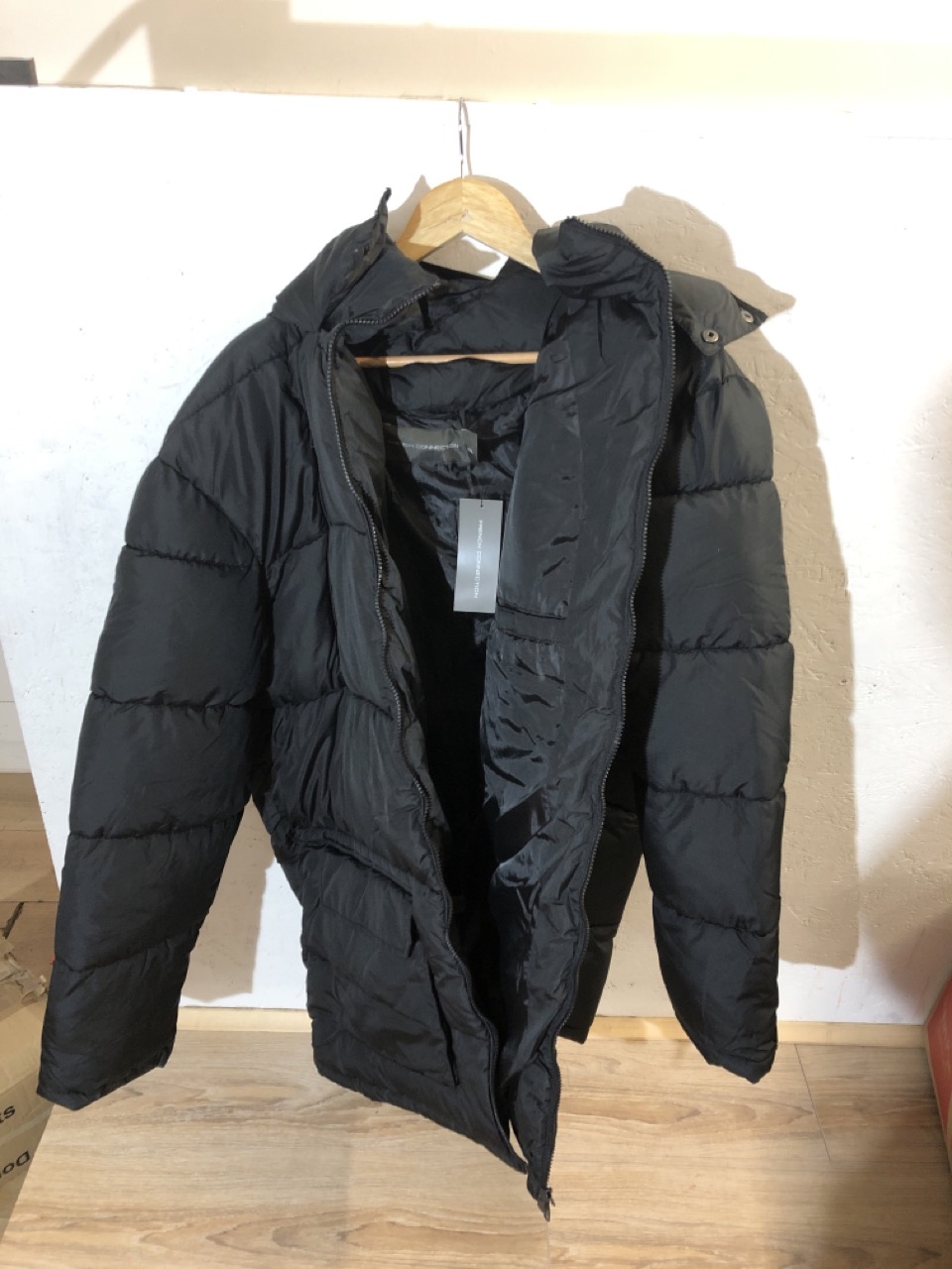 Lot 410  
            Edinburgh SR24 - Delivery Only 

                
1 X BOX OF ADULTS CLOTHING TO INCLUDE GREY NIKE JUMPER UK M : LOCATION - F RACK