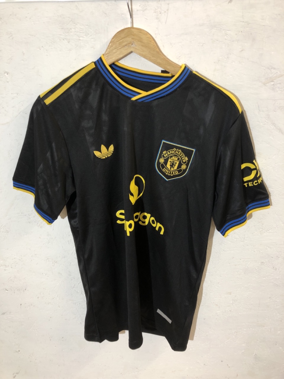 Lot 410  
            Edinburgh SR24 - Delivery Only 

                
1 X BOX OF ADULTS CLOTHING TO INCLUDE GREY NIKE JUMPER UK M : LOCATION - F RACK