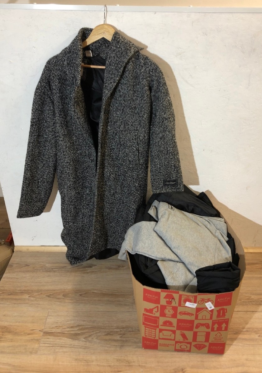 Lot 410  
            Edinburgh SR24 - Delivery Only 

                
1 X BOX OF ADULTS CLOTHING TO INCLUDE GREY NIKE JUMPER UK M : LOCATION - F RACK