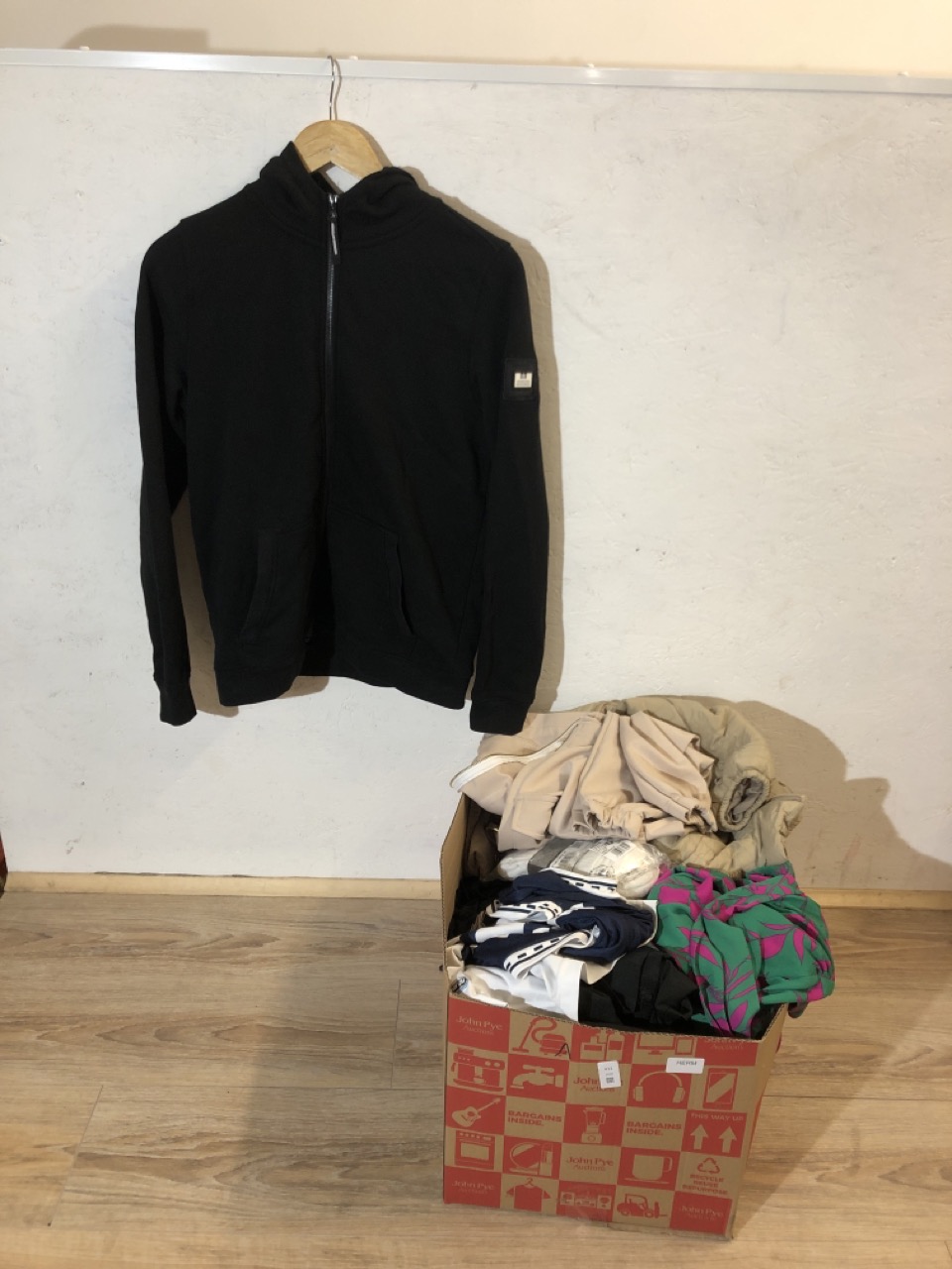 Lot 411  
            Edinburgh SR24 - Delivery Only 

                
1 X BOX OF ADULT CLOTHING TO INCLUDE BLACK WEEKEND OFFENDER JUMPER UK 14: LOCATIO... - Image 5