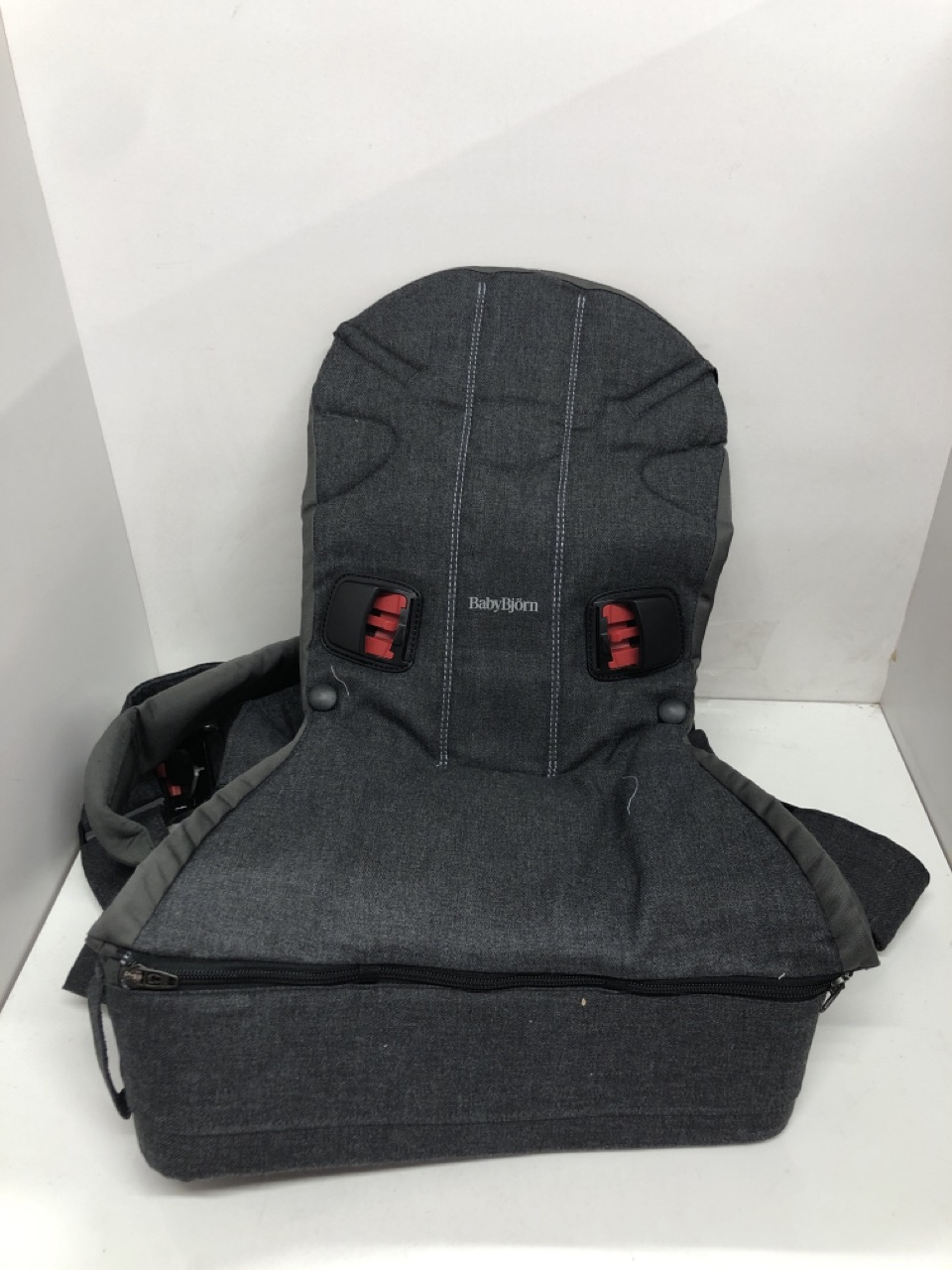 Lot 412  
            Edinburgh SR24 - Delivery Only 

                
1 X BOX OF BABY ITEMS TO INCLUDE GREY BABYBJORN: LOCATION - F RACK