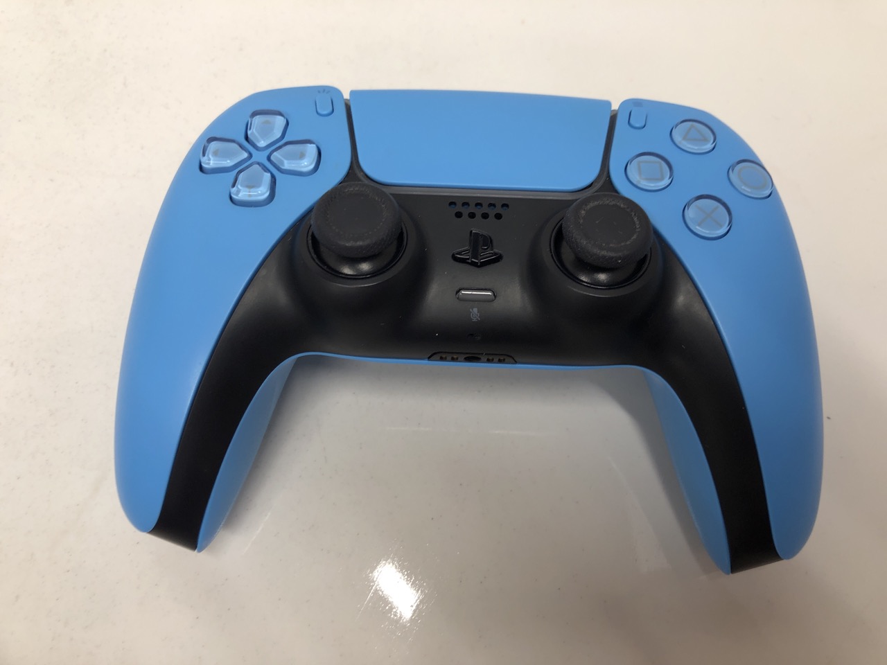 Lot 413  
            Edinburgh SR24 - Delivery Only 

                
QUANTITY OF TECH & GAMING ITEMS TO INCLUDE PLAYSTATION SONY DUALSENSE WIRELESS CO...