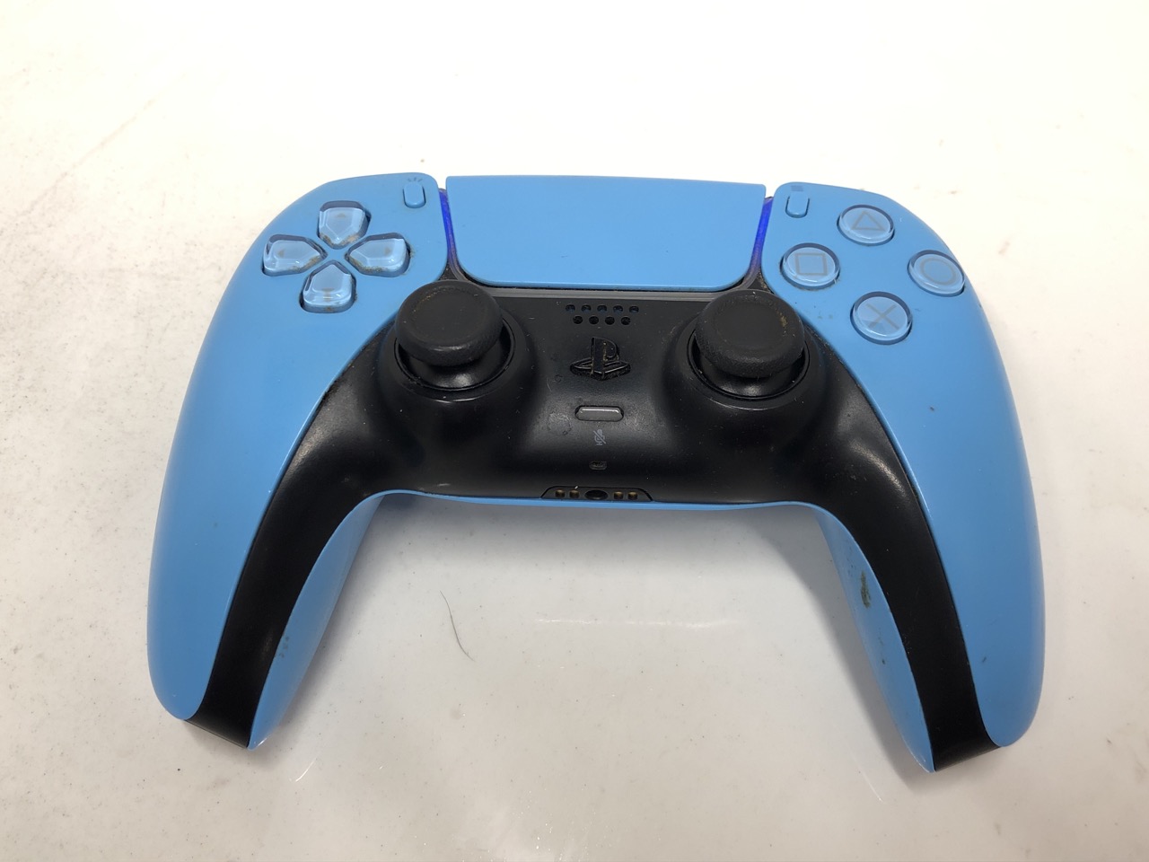 Lot 414  
            Edinburgh SR24 - Delivery Only 

                
QUANTITY OF TECH & GAMING ITEMS TO INCLUDE PLAYSTATION SONY DUALSENSE WIRELESS CO... - Image 4