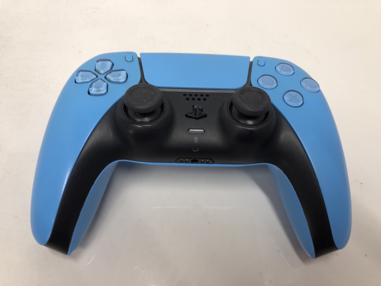 Lot 416  
            Edinburgh SR24 - Delivery Only 

                
QUANTITY OF TECH & GAMING ITEMS TO INCLUDE PLAYSTATION SONY DUALSENSE WIRELESS CO...