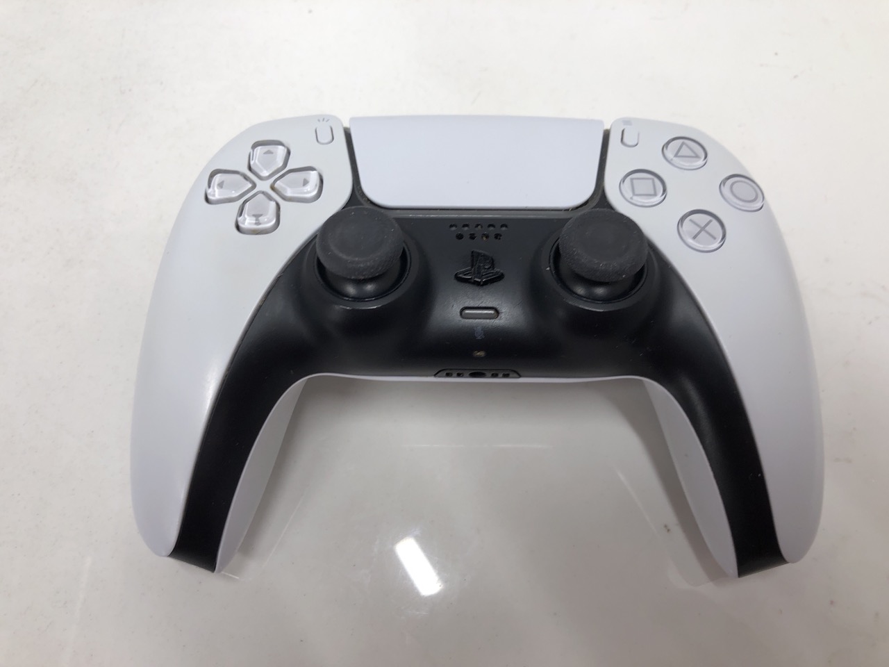 Lot 417  
            Edinburgh SR24 - Delivery Only 

                
QUANTITY OF TECH & GAMING ITEMS TO INCLUDE PLAYSTATION SONY DUALSENSE WIRELESS CO...