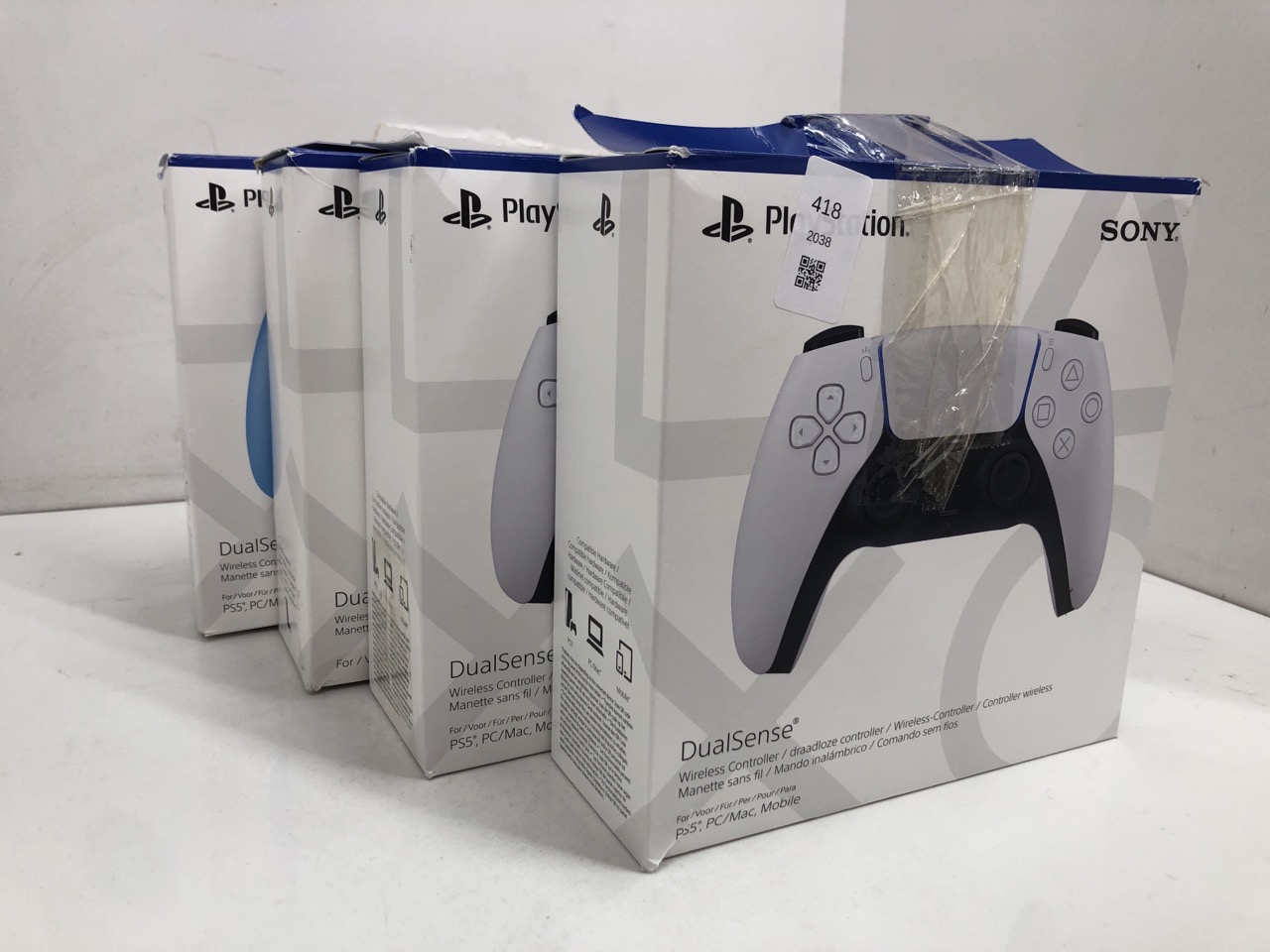 Lot 418  
            Edinburgh SR24 - Delivery Only 

                
QUANTITY OF TECH & GAMING ITEMS TO INCLUDE PLAYSTATION SONY DUALSENSE WIRELESS CO...