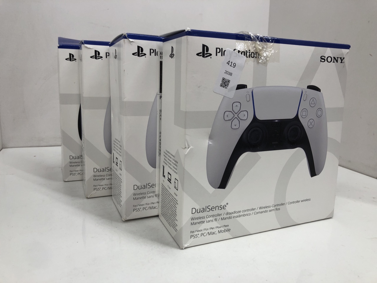 Lot 419  
            Edinburgh SR24 - Delivery Only 

                
QUANTITY OF TECH & GAMING ITEMS TO INCLUDE PLAYSTATION SONY DUALSENSE WIRELESS CO...