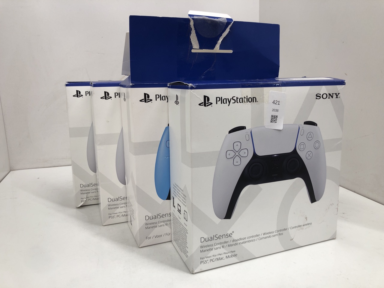 Lot 421  
            Edinburgh SR24 - Delivery Only 

                
QUANTITY OF TECH & GAMING ITEMS TO INCLUDE SONY PLAYSTATION DUALSENSE WIRELESS CO...