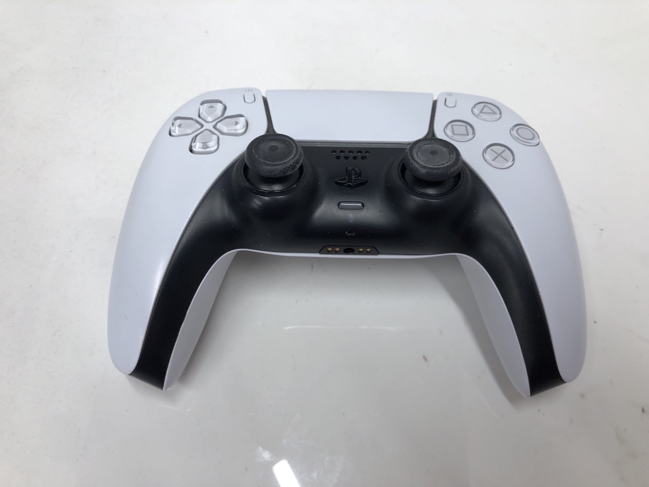 Lot 421  
            Edinburgh SR24 - Delivery Only 

                
QUANTITY OF TECH & GAMING ITEMS TO INCLUDE SONY PLAYSTATION DUALSENSE WIRELESS CO... - Image 4