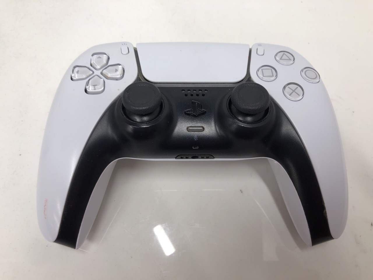 Lot 422  
            Edinburgh SR24 - Delivery Only 

                
QUANTITY OF TECH & GAMING ITEMS TO INCLUDE SONY PLAYSTATION DUALSENSE WIRELESS CO... - Image 4