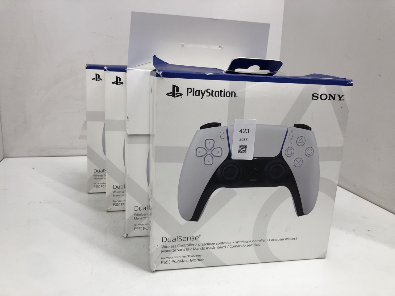 Lot 423  
            Edinburgh SR24 - Delivery Only 

                
QUANTITY OF TECH & GAMING ITEMS TO INCLUDE SONY PLAYSTATION DUALSENSE WIRELESS CO...