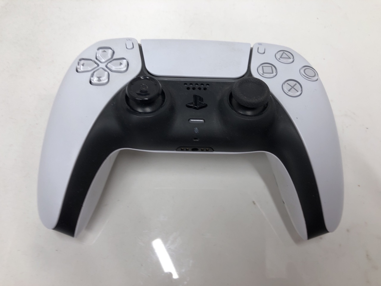 Lot 423  
            Edinburgh SR24 - Delivery Only 

                
QUANTITY OF TECH & GAMING ITEMS TO INCLUDE SONY PLAYSTATION DUALSENSE WIRELESS CO...