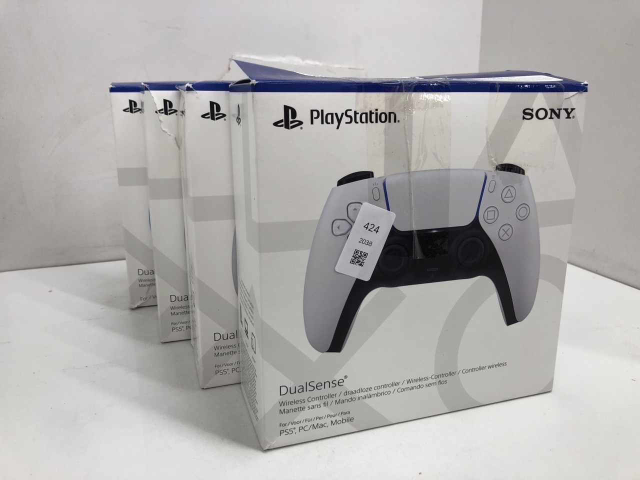 Lot 424  
            Edinburgh SR24 - Delivery Only 

                
QUANTITY OF TECH & GAMING ITEMS TO INCLUDE SONY PLAYSTATION DUALSENSE WIRELESS CO...