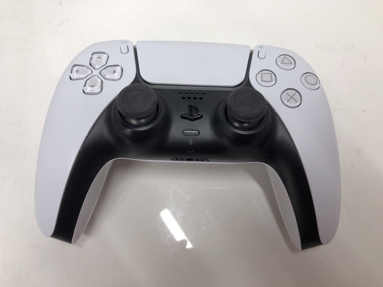 Lot 424  
            Edinburgh SR24 - Delivery Only 

                
QUANTITY OF TECH & GAMING ITEMS TO INCLUDE SONY PLAYSTATION DUALSENSE WIRELESS CO...