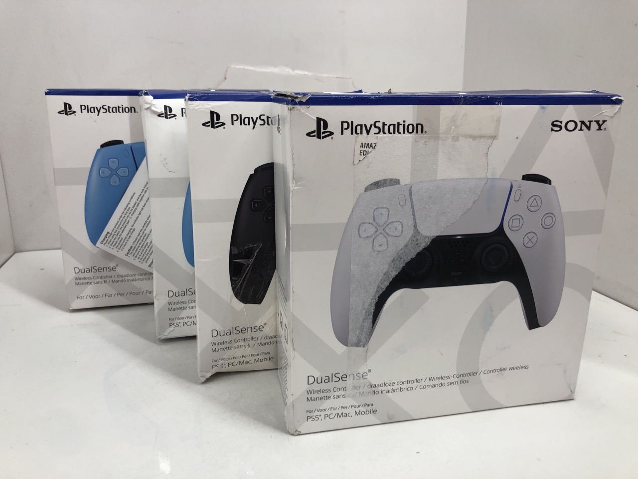 Lot 426  
            Edinburgh SR24 - Delivery Only 

                
QUANTITY OF TECH & GAMING ITEMS TO INCLUDE SONY PLAYSTATION DUALSENSE WIRELESS CO...