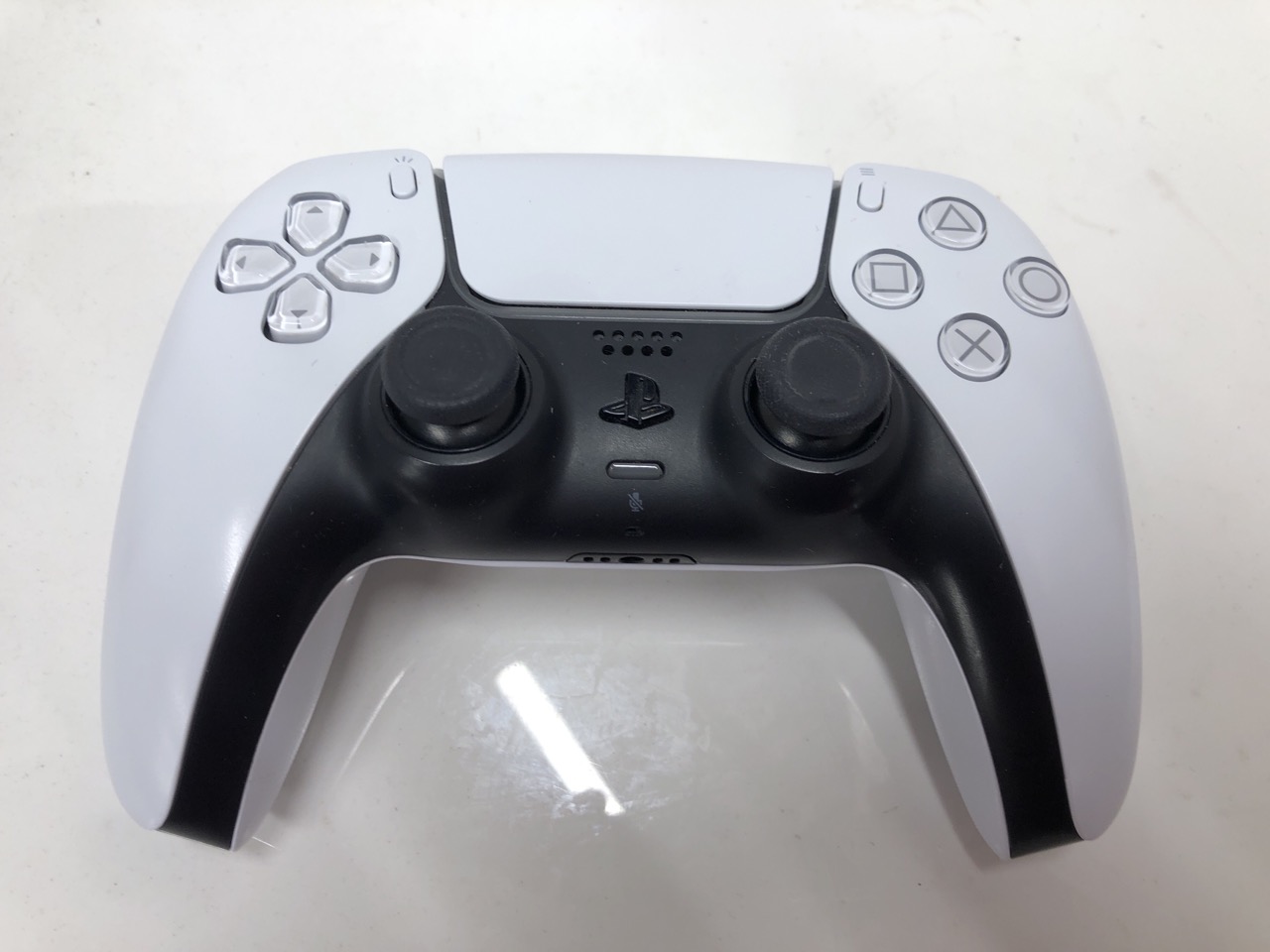 Lot 426  
            Edinburgh SR24 - Delivery Only 

                
QUANTITY OF TECH & GAMING ITEMS TO INCLUDE SONY PLAYSTATION DUALSENSE WIRELESS CO... - Image 4