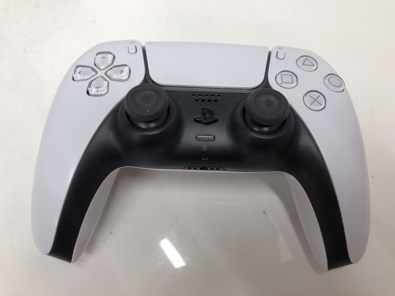 Lot 427  
            Edinburgh SR24 - Delivery Only 

                
QUANTITY OF TECH & GAMING ITEMS TO INCLUDE SONY PLAYSTATION DUALSENSE WIRELESS CO... - Image 4