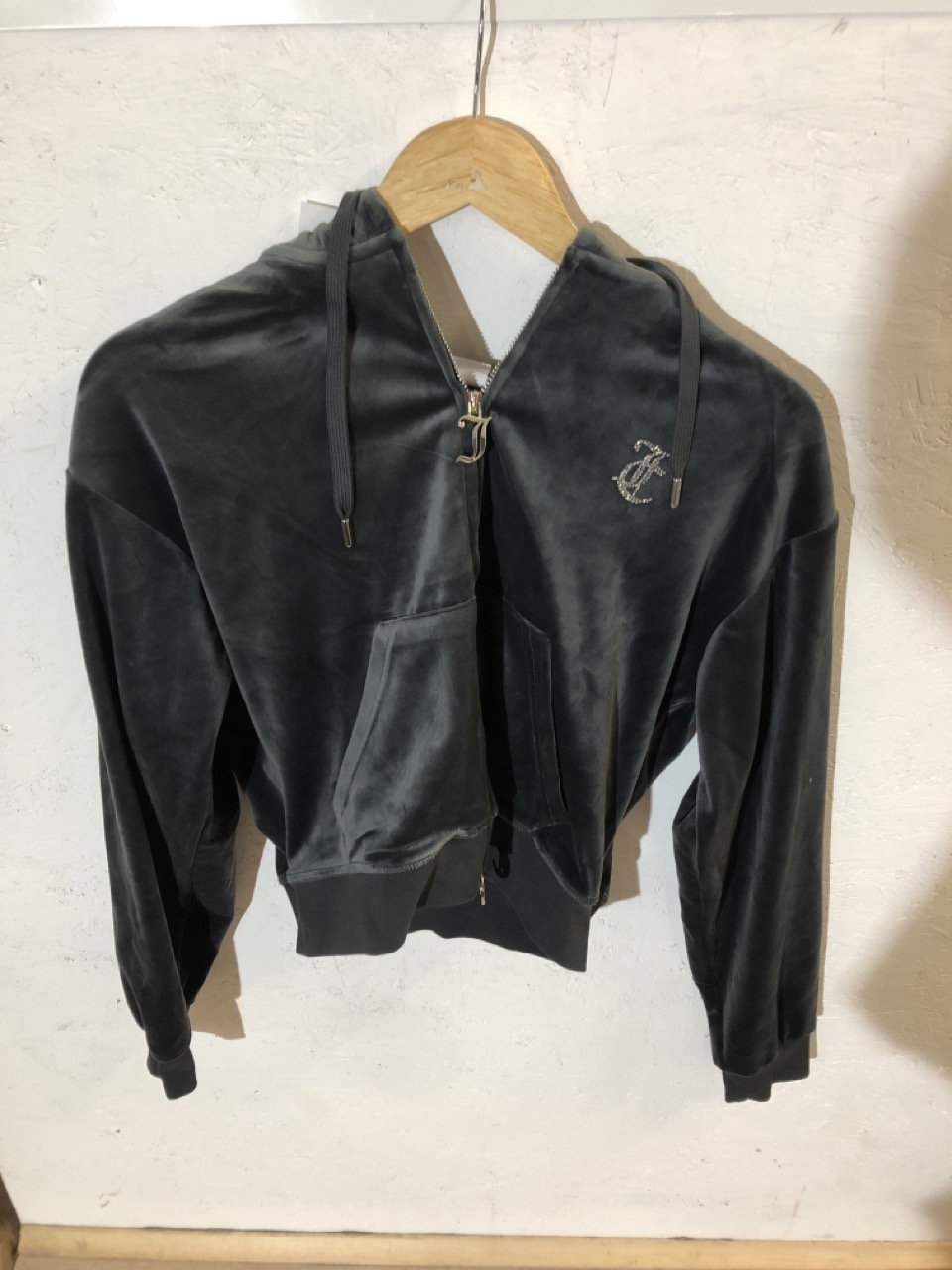 Lot 430  
            Edinburgh SR24 - Delivery Only 

                
1 X BOX OF ADULT CLOTHES TO INCLUDE JUICY ESSENTIALS GREYB JUMPER UK S: LOCATION ... - Image 3