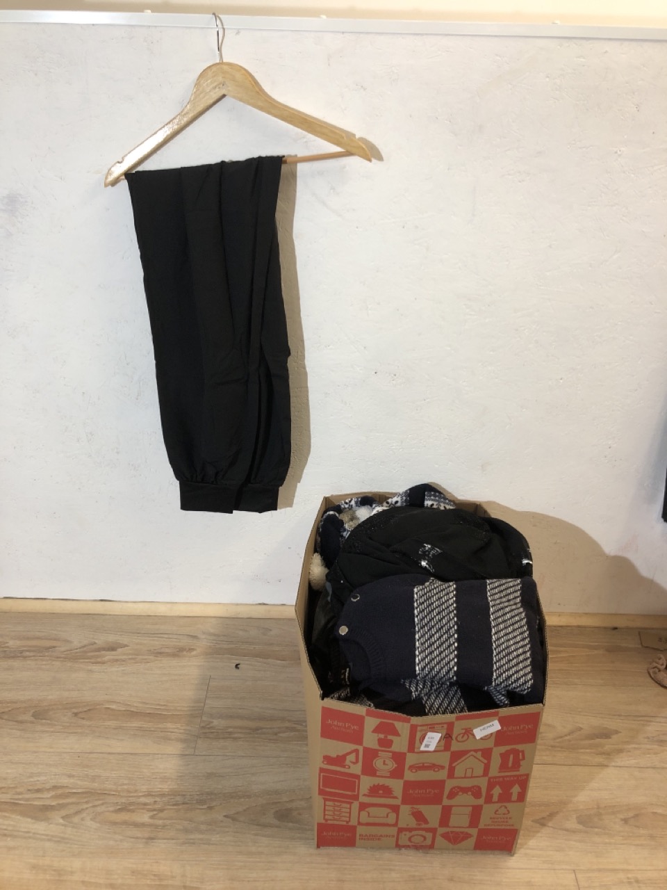 Lot 430  
            Edinburgh SR24 - Delivery Only 

                
1 X BOX OF ADULT CLOTHES TO INCLUDE JUICY ESSENTIALS GREYB JUMPER UK S: LOCATION ... - Image 5