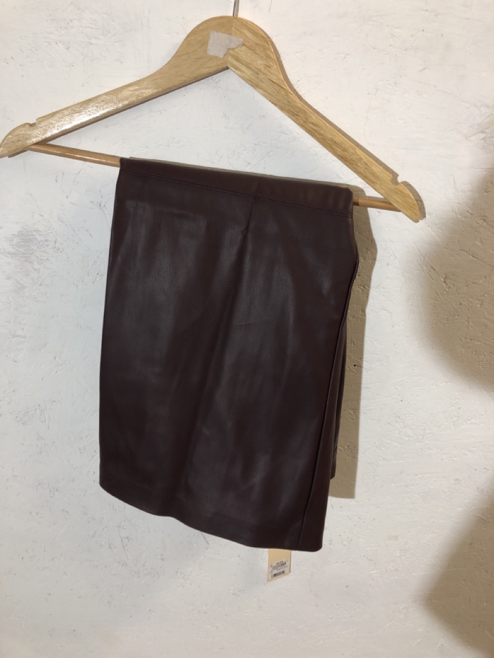 Lot 431  
            Edinburgh SR24 - Delivery Only 

                
1 X BOX OF ADULTS CLOTHING TO INCLUDE SUPREME BLUE TOP UK XL: LOCATION - F RACK