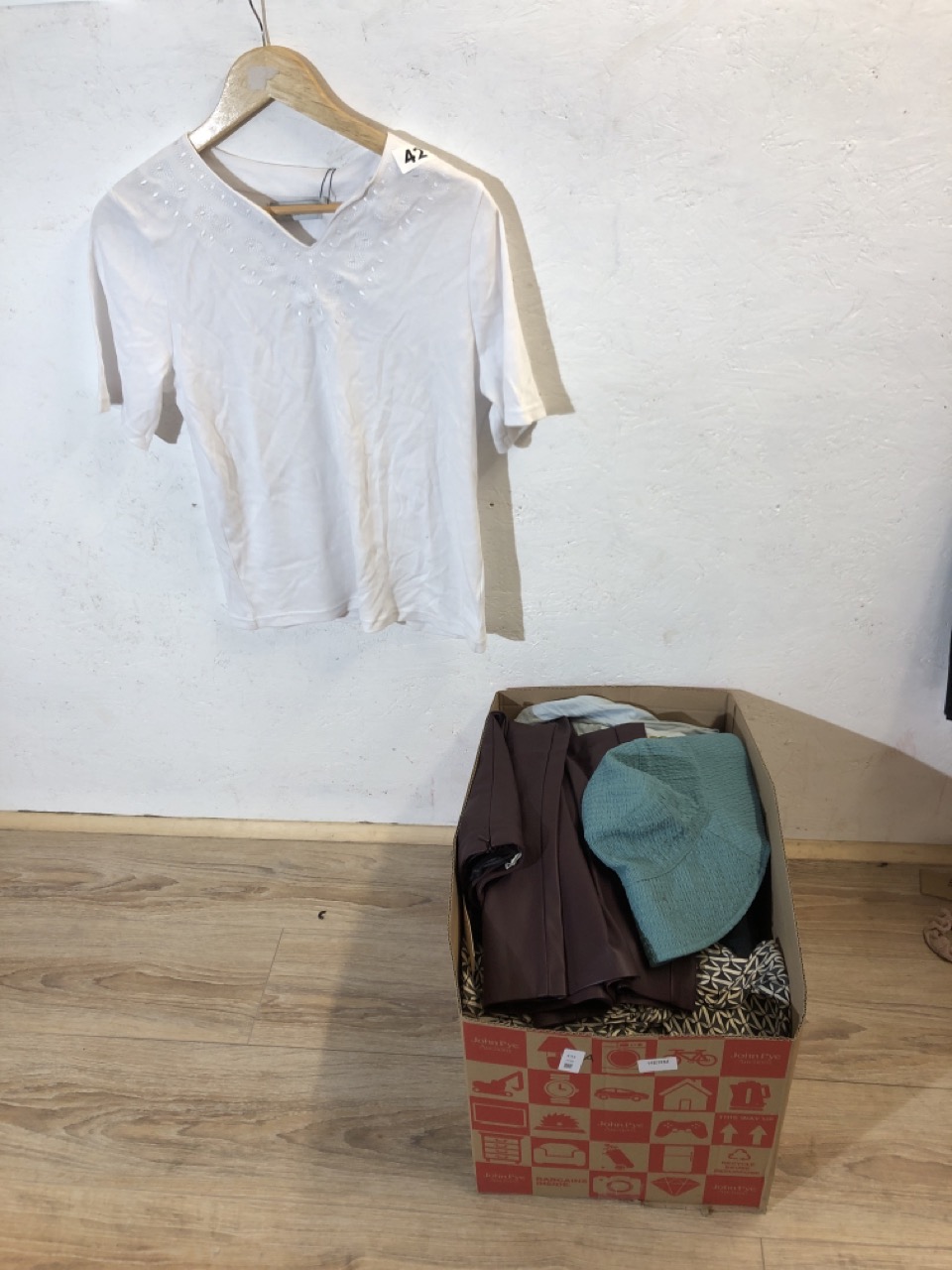 Lot 431  
            Edinburgh SR24 - Delivery Only 

                
1 X BOX OF ADULTS CLOTHING TO INCLUDE SUPREME BLUE TOP UK XL: LOCATION - F RACK