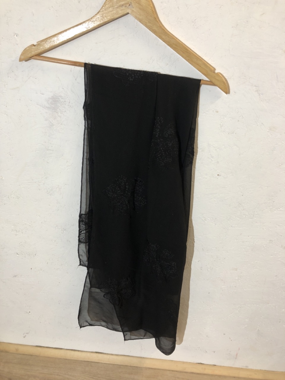 Lot 432  
            Edinburgh SR24 - Delivery Only 

                
1 X BOX OF ADULTS CLOTHING TO INCLUDE PRIMARK BROWN FUR COAT UK XL: LOCATION - F ...