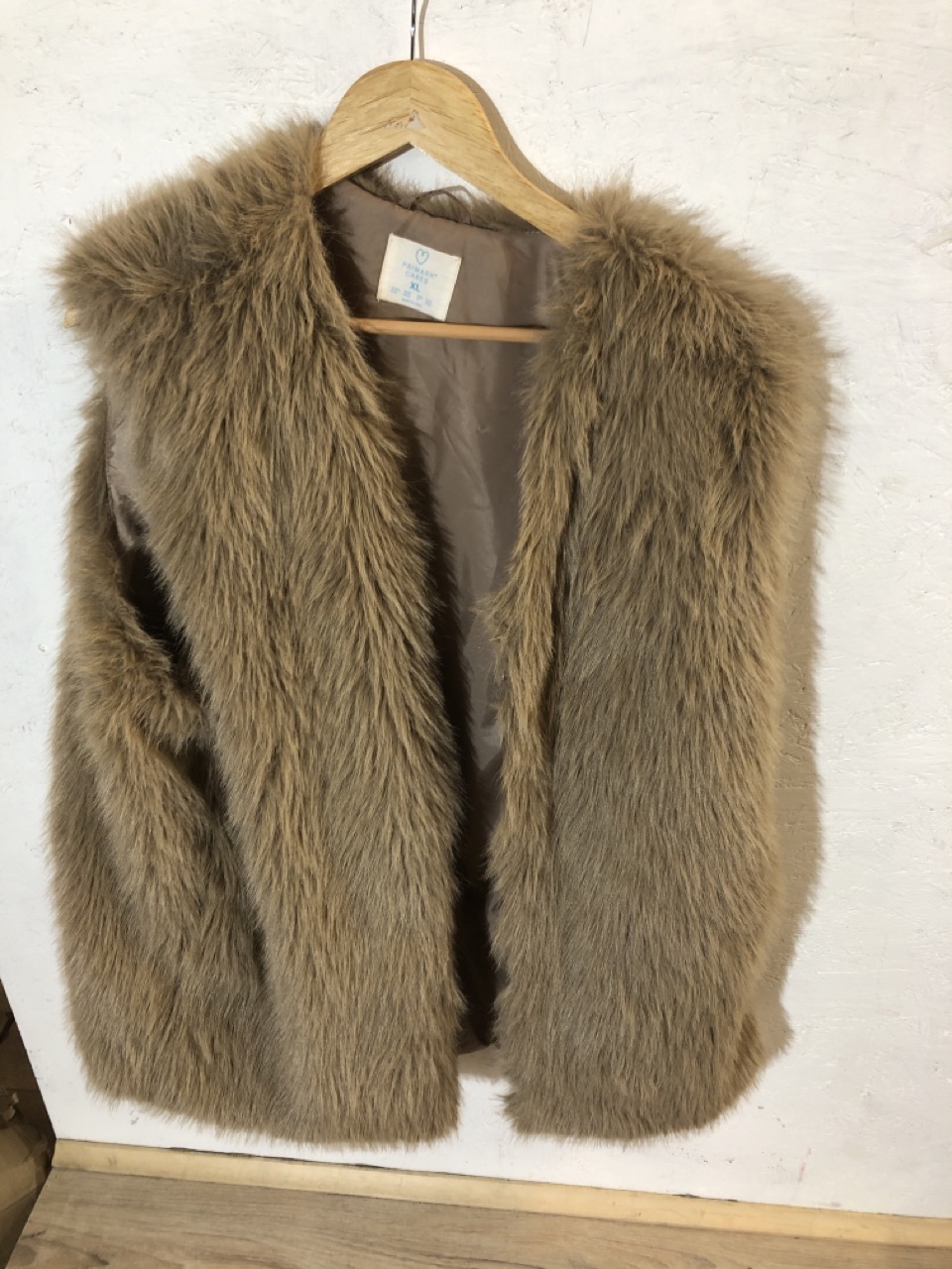 Lot 432  
            Edinburgh SR24 - Delivery Only 

                
1 X BOX OF ADULTS CLOTHING TO INCLUDE PRIMARK BROWN FUR COAT UK XL: LOCATION - F ...