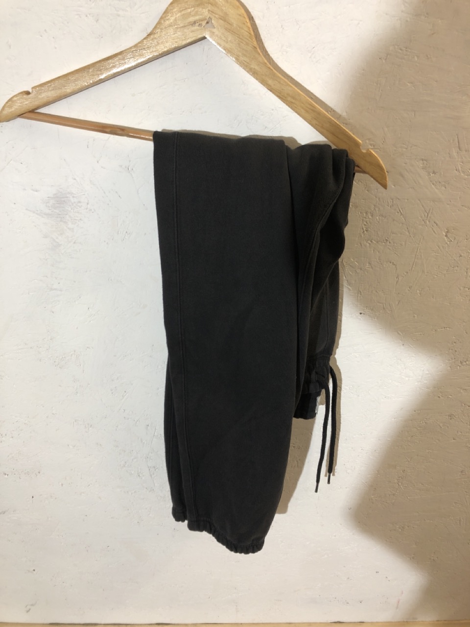 Lot 432  
            Edinburgh SR24 - Delivery Only 

                
1 X BOX OF ADULTS CLOTHING TO INCLUDE PRIMARK BROWN FUR COAT UK XL: LOCATION - F ...